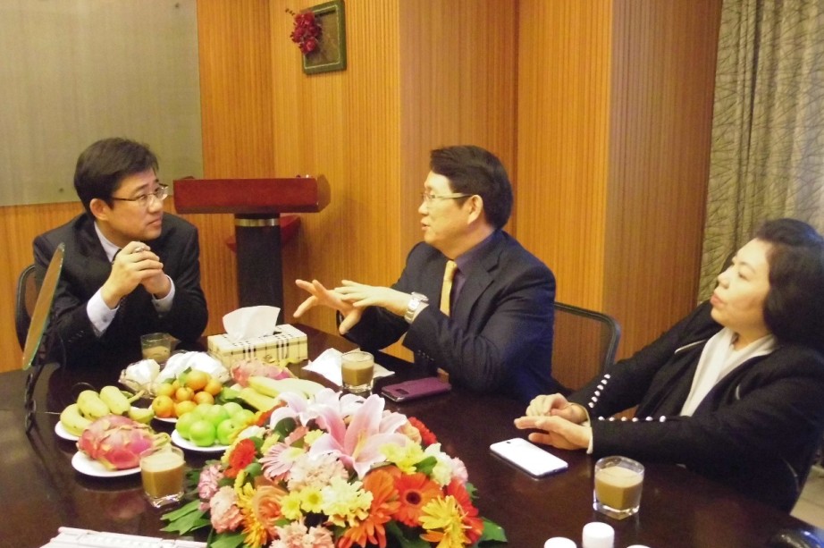 徐教授與林院長進行交流.jpg